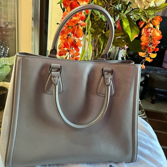 Medium size Prada grey saffiano - Picture 2 of 11